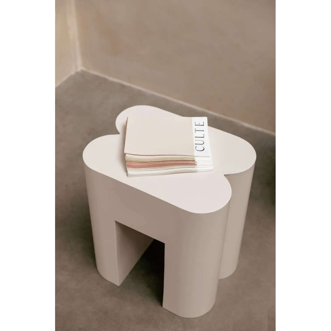 ZUIVER SHAPE příruční stolek 2